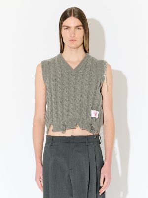 LABEL CABLE KNITTED VEST in GREY