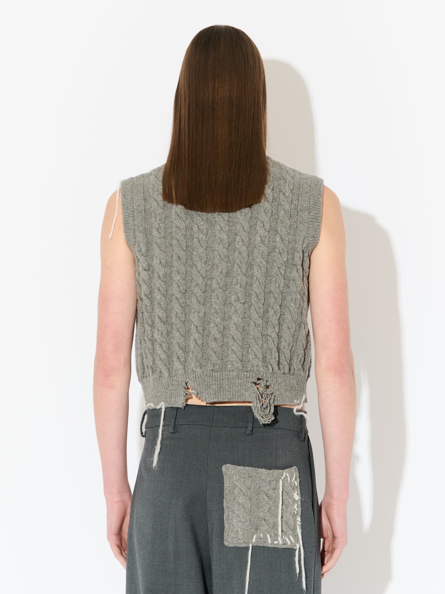 LABEL CABLE KNITTED VEST in GREY - Image 2